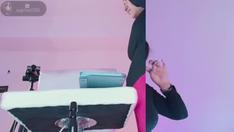 Snapshot of angelcb_ chatting on 11.16.25 angel online show from 11.16.25