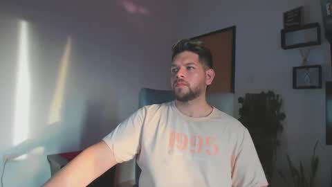 Snapshot of angelcute3 chatting on 10.07.25 angel online show from 10.07.25