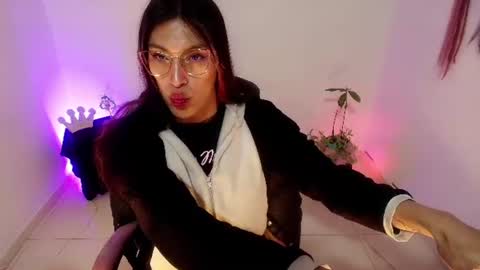 Snapshot of angele_johnson chatting on 07.19.26 angele online show from 07.19.26