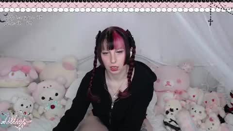 Snapshot of angelillic chatting on 06.10.26 lillian online show from 06.10.26