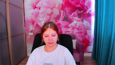 Snapshot of angelinalow chatting on 05.15.26 AngelinaLow online show from 05.15.26