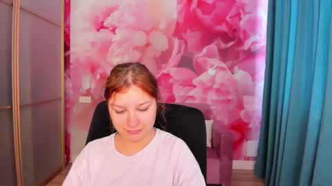 Snapshot of angelinalow chatting on 05.17.26 AngelinaLow online show from 05.17.26