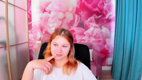 Snapshot of angelinalow chatting on 05.18.26 AngelinaLow online show from 05.18.26