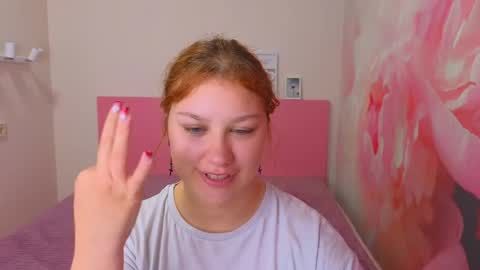 Snapshot of angelinalow chatting on 05.19.26 AngelinaLow online show from 05.19.26
