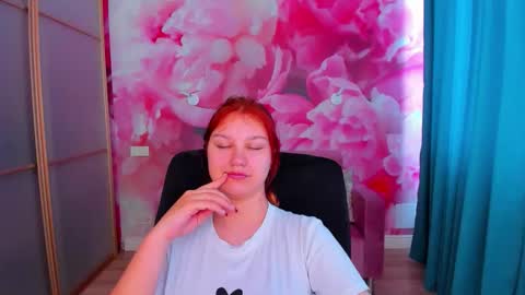 Snapshot of angelinalow chatting on 05.30.26 AngelinaLow online show from 05.30.26