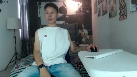 Snapshot of angell01_ chatting on 11.11.25 Angel online show from 11.11.25