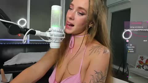 Snapshot of angelpaull chatting on 12.11.24 Angel online show from 12.11.24