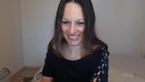 Snapshot of angelslive99 chatting on 04.12.26 Giulia online show from 04.12.26