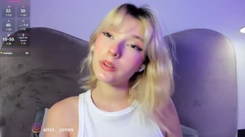 Snapshot of ania_mml chatting on 12.14.24 Ania online show from 12.14.24