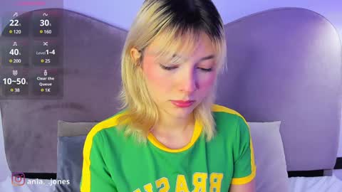 Snapshot of ania_mml chatting on 12.26.24 Ania online show from 12.26.24