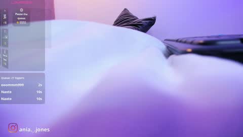 Snapshot of ania_mml chatting on 12.27.24 Ania online show from 12.27.24