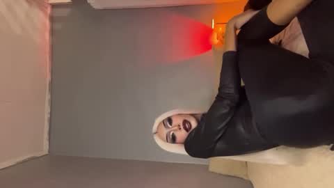 Snapshot of anitacruisze chatting on 10.09.25 Miss Ann online show from 10.09.25