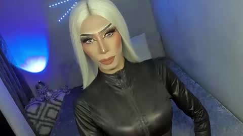 Snapshot of anitacruisze chatting on 11.30.25 Miss Ann online show from 11.30.25