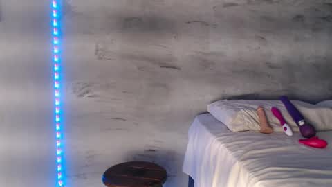 Hello My name is NaiaraPv is OPEN online show from 03.04.25