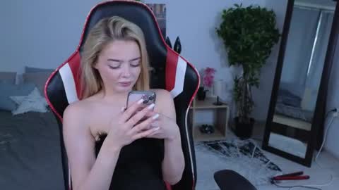 Snapshot of anna_nickol chatting on 07.22.26 Anna online show from 07.22.26