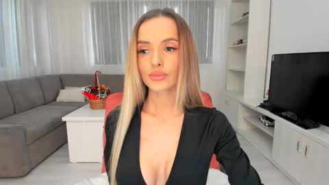 annaise  online show from 02.07.26