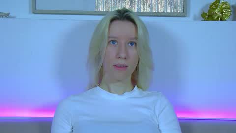 Snapshot of annamaisie chatting on 11.26.25 Anna online show from 11.26.25