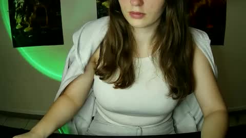 Snapshot of annbelll chatting on 09.19.25 Bella online show from 09.19.25