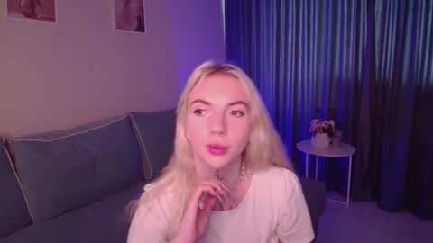 Snapshot of annetenet chatting on 09.19.25 Annet online show from 09.19.25