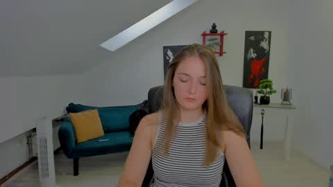 Snapshot of annewilsonn chatting on 05.20.26 annewilsonn online show from 05.20.26
