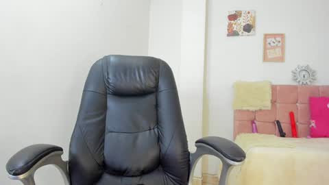 Snapshot of annie_collen chatting on 12.30.24 Anna online show from 12.30.24