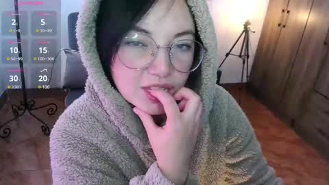 Snapshot of annie_swan_18 chatting on 02.05.25 LAURA - A n n i e S w a n online show from 02.05.25