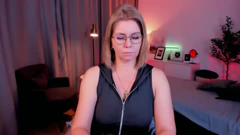 Snapshot of annielight chatting on 04.17.26 Annie online show from 04.17.26