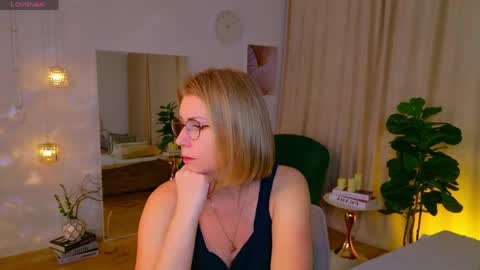 Snapshot of annielight chatting on 05.18.26 Annie online show from 05.18.26