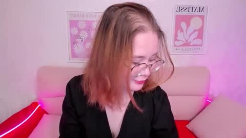 Snapshot of anny_twelvetrees chatting on 11.18.25 Anny online show from 11.18.25