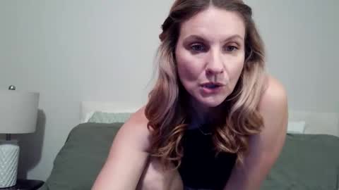 Snapshot of ansleypage chatting on 04.19.26 heyitsansley online show from 04.19.26