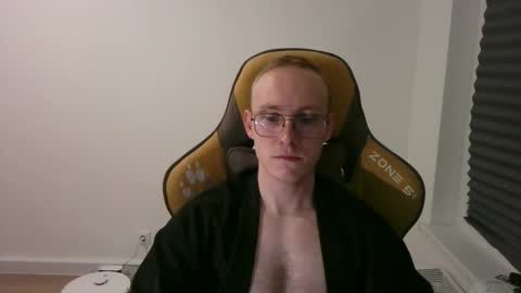 Snapshot of anthonythorn chatting on 10.19.25 anthonythorn online show from 10.19.25