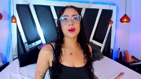 A N T O N E L L E  online show from 02.20.25