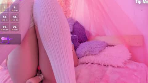 Snapshot of apple_of_pleasure chatting on 10.04.25 Lily online show from 10.04.25