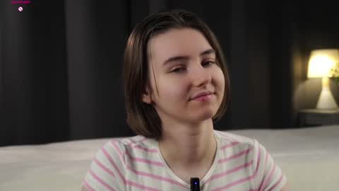 Snapshot of approche_toi_petite chatting on 02.07.26 Meghan online show from 02.07.26