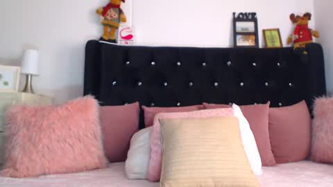 Snapshot of april_harrys chatting on 12.28.24 April online show from 12.28.24