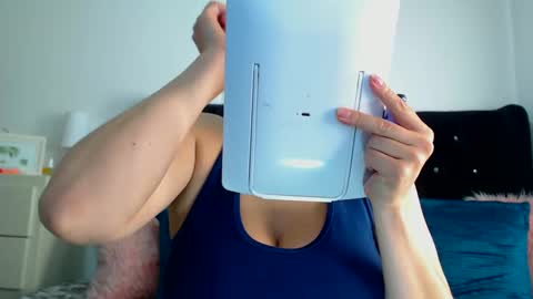 Snapshot of april_harrys chatting on 03.05.25 April online show from 03.05.25