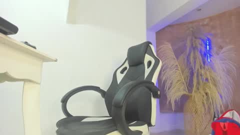 Snapshot of aprill_fox chatting on 12.26.24 aprill_fox online show from 12.26.24