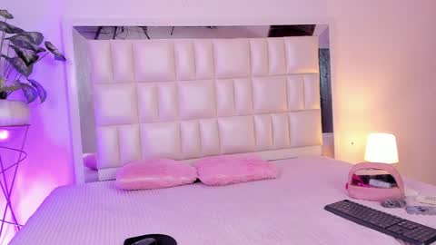 Snapshot of aradia_01 chatting on 01.09.25 online show from 01.09.25