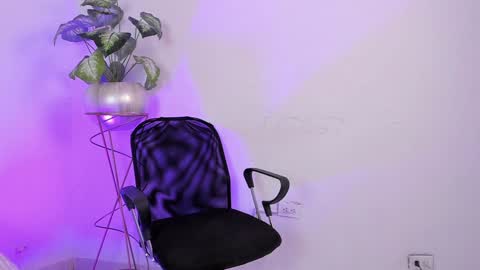 Snapshot of aradia_01 chatting on 01.18.25 online show from 01.18.25