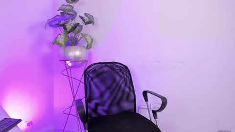 Snapshot of aradia_01 chatting on 01.19.25 online show from 01.19.25