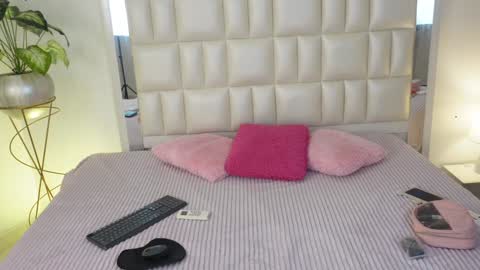 Snapshot of aradia_01 chatting on 01.28.25 online show from 01.28.25