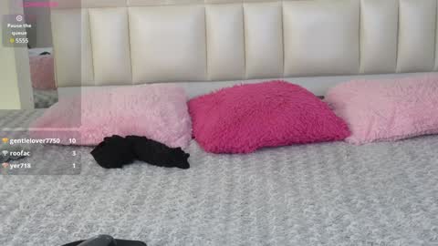 Snapshot of aradia_01 chatting on 02.06.25 online show from 02.06.25