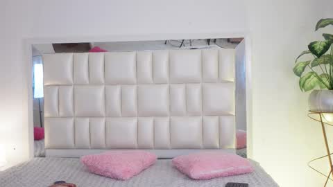 Snapshot of aradia_01 chatting on 02.18.25 online show from 02.18.25