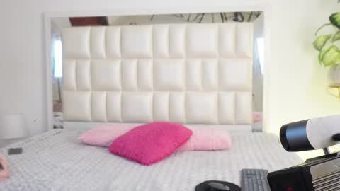 Snapshot of aradia_01 chatting on 02.21.25 online show from 02.21.25