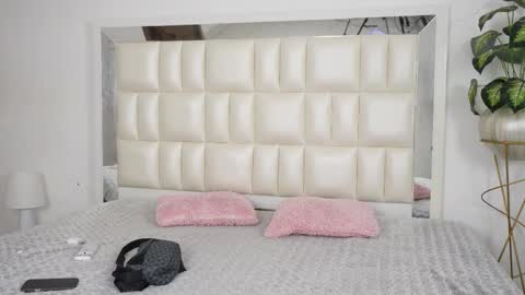 Snapshot of aradia_01 chatting on 09.11.25 online show from 09.11.25