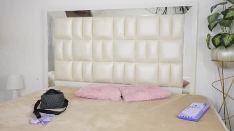 Snapshot of aradia_01 chatting on 09.16.25 online show from 09.16.25