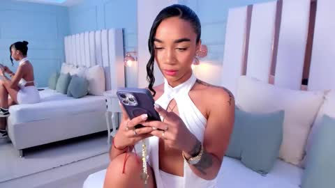 Snapshot of aria_hart chatting on 10.20.25 Aria online show from 10.20.25
