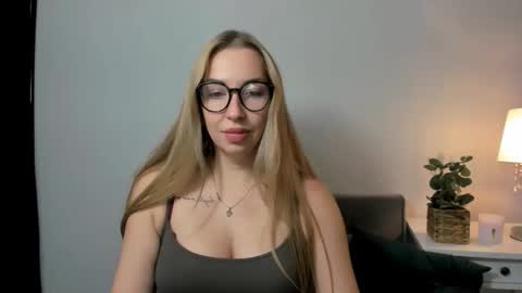 Snapshot of ariaswan chatting on 09.25.25 Aria online show from 09.25.25