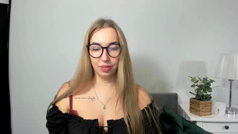 Snapshot of ariaswan chatting on 10.27.25 Aria online show from 10.27.25