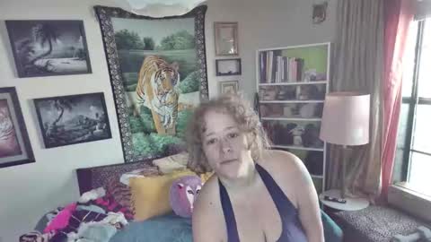 Snapshot of arielabai chatting on 10.07.25 Arielle Ari online show from 10.07.25